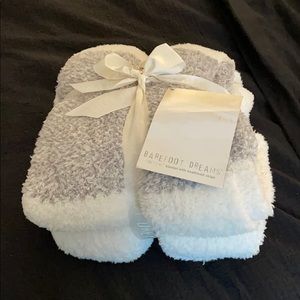 NWT Fleece Blanket gray & white